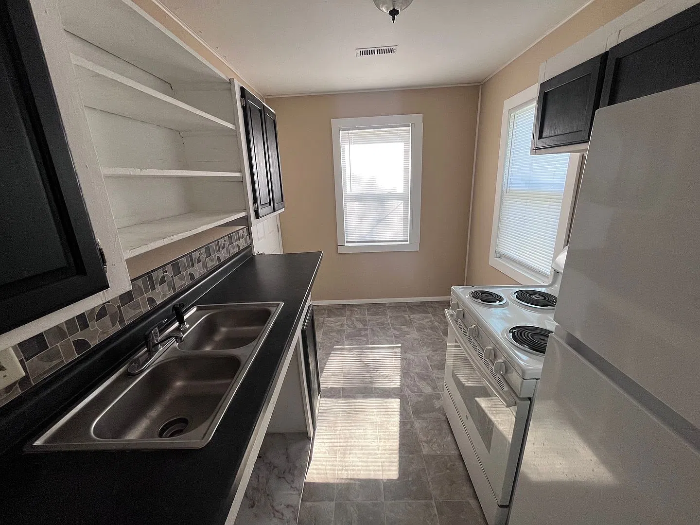 Cozy 3 bedroom home - Section 8 Approved — Photo 4