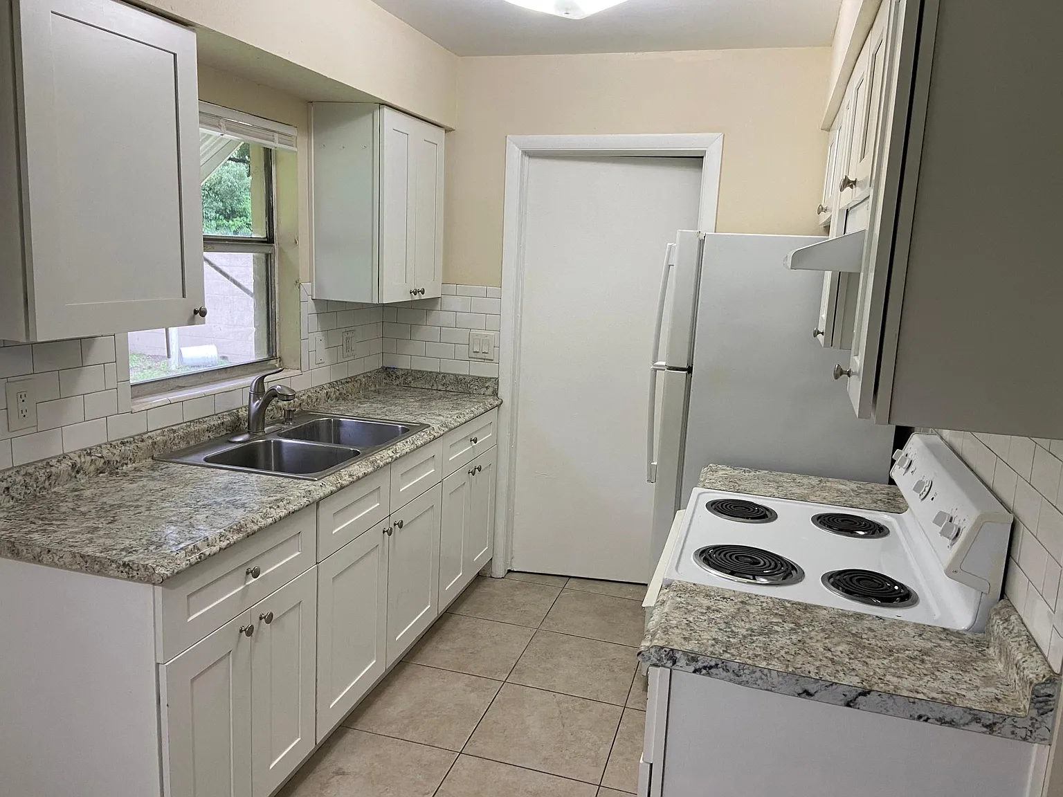3 bed, 1.5 bath, 966 sqft, $1,800 — Photo 4