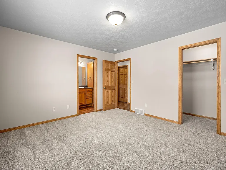 305 E 5th St #UPPER — Photo 16