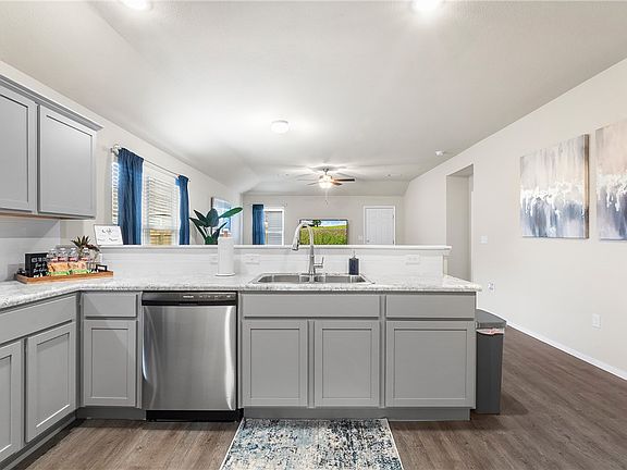 4th image of 1006 E Sparrow Cir