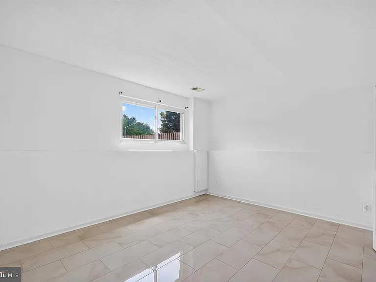 13296 Hollinger Ave — Photo 41