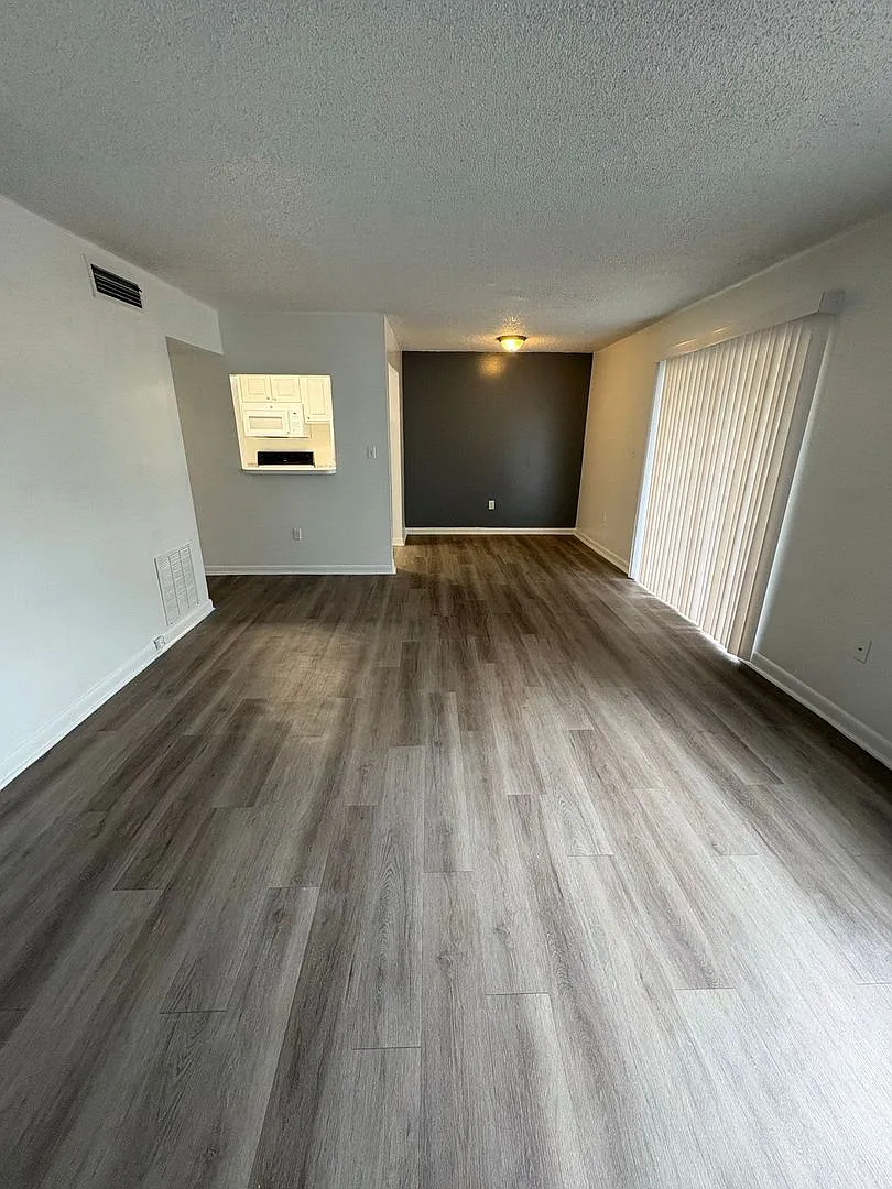 Stylish Condo 2 Beds and 1 Bath Near UCF with Resort-Style Amenities & Screened Patio! — Photo 4