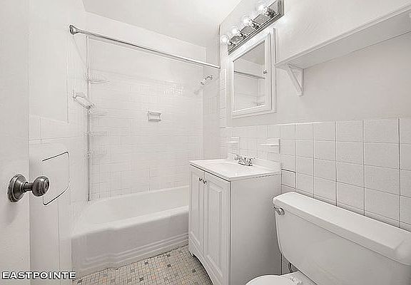 4th image of 430 W 34th St #4H