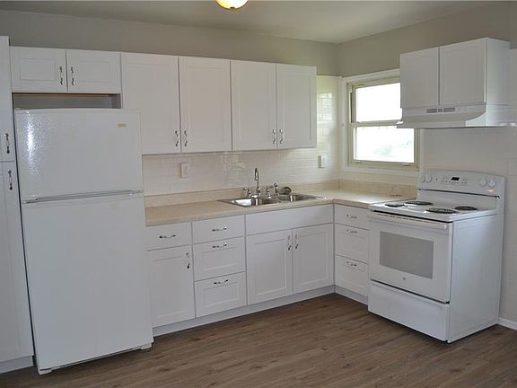 4th image of 402 Hughes St