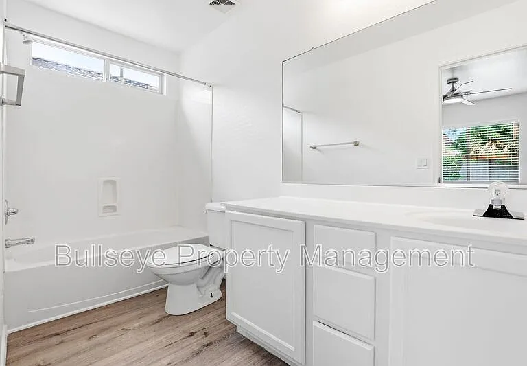 310 E Payton St — Photo 22