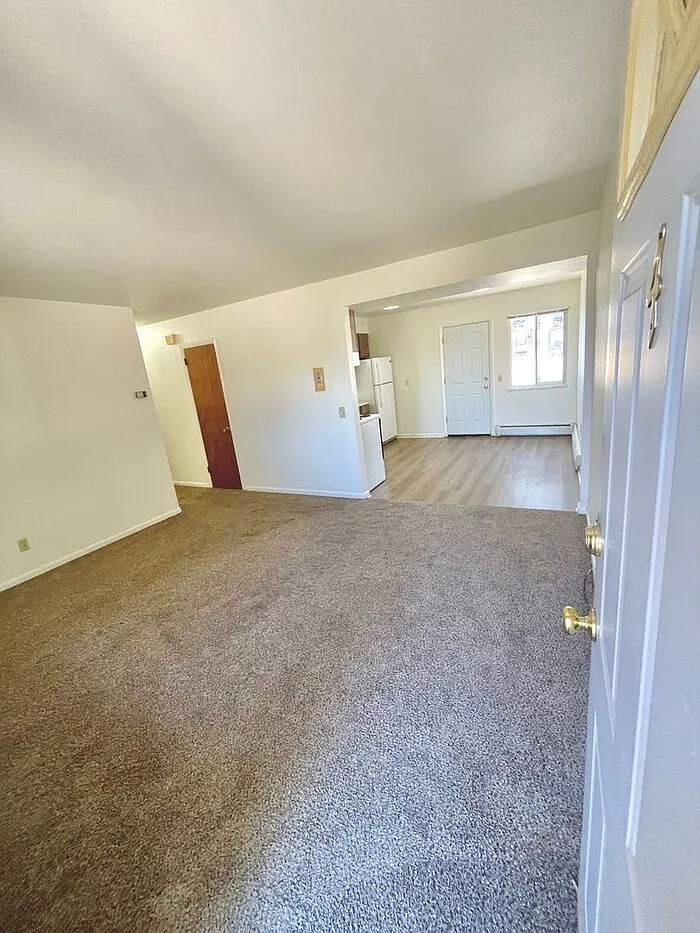 3 bed, 1.0 bath, 900 sqft, $1,150 — Photo 3