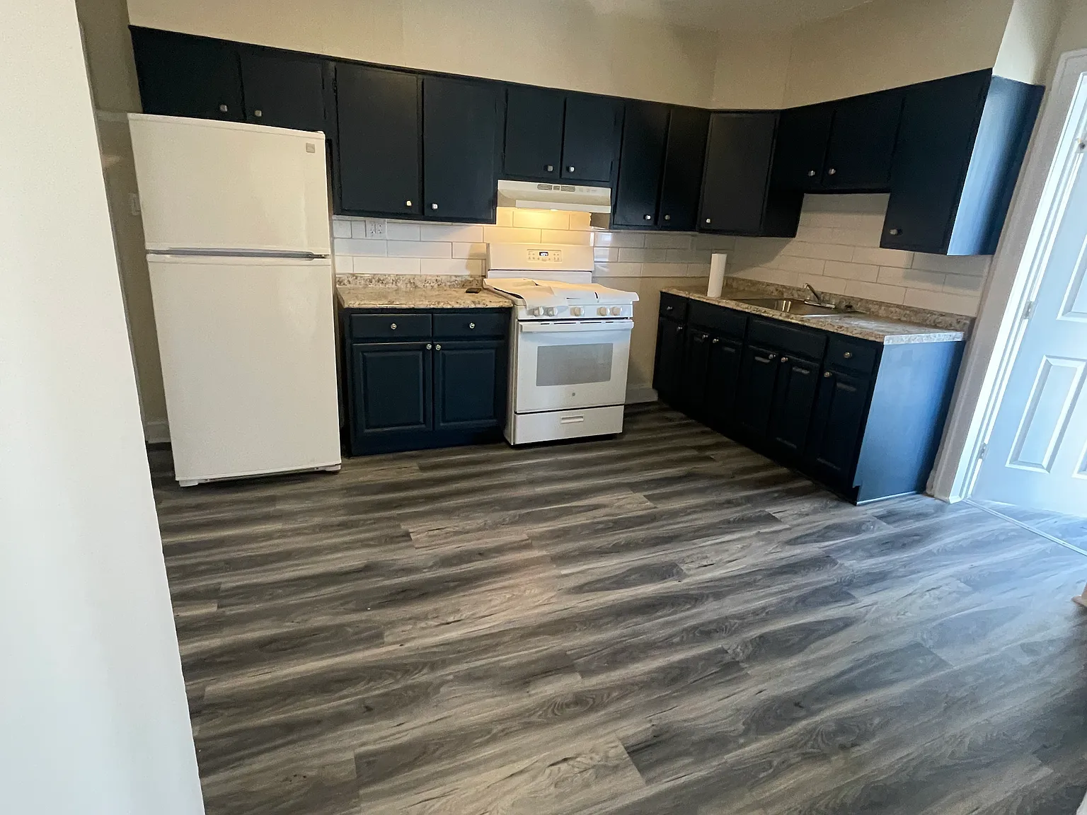 2 bed, 1000 sqft, $2,200 — Photo 3