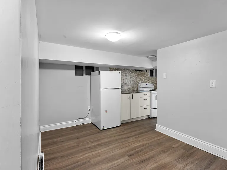 46 Carlyle Ave — Photo 5