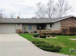 10883 Cedar Ridge Ct, Peosta, IA 52068