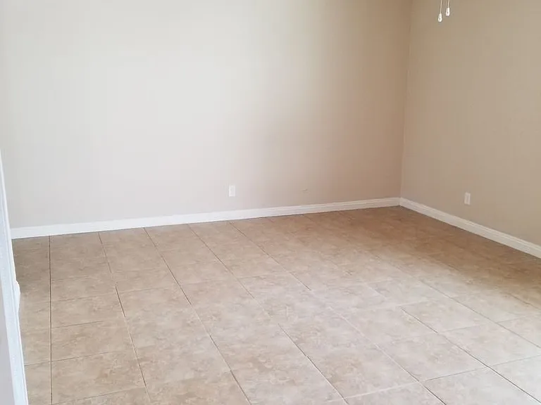 325 E Leatrice Ln — Photo 2