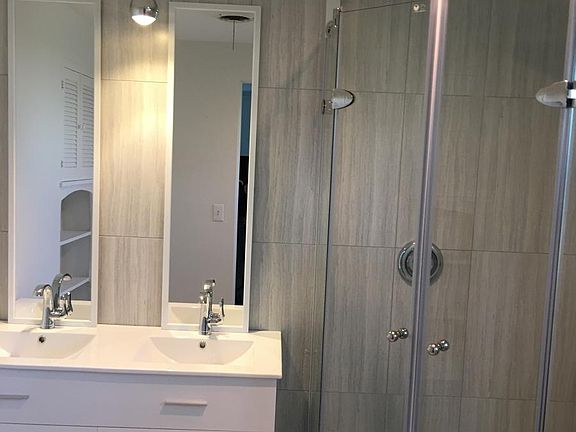 Dual sinks in master bath