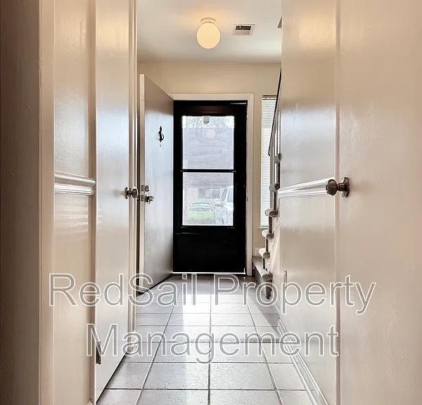 1067 Willow Green Dr — Photo 4