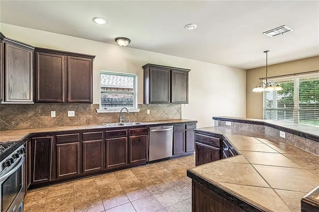 3 bed, 1718 sqft, $2,000 — Photo 4