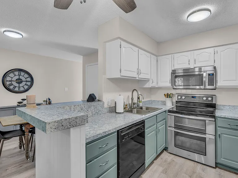 1409 Lawrence Ave — Photo 12