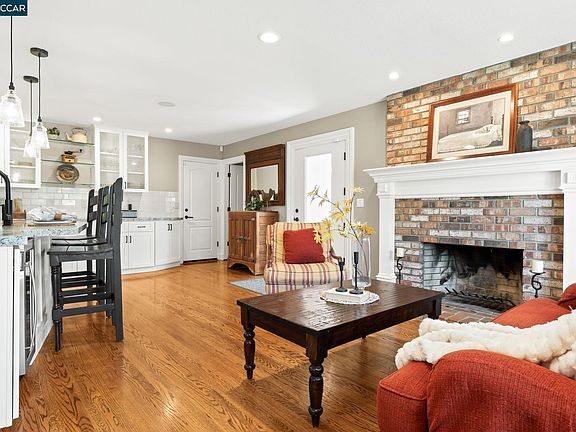 5th image of 2871 Bowling Green Dr