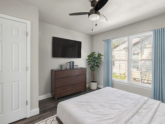 3rd image of 3121 Colonial Ave