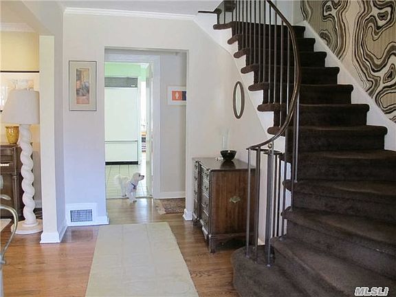 2nd image of 23 Hilltop Dr W