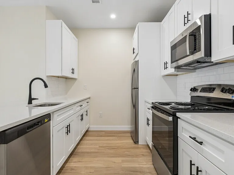 1BR, 1BA - 778SF - Kitchen
