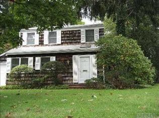 93 Peachtree Ln, Roslyn Heights, NY 11577