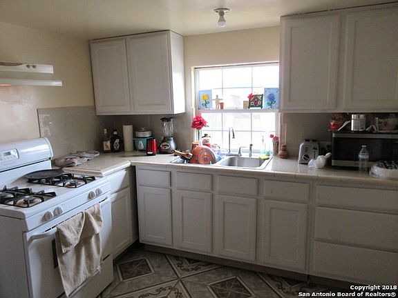 3rd image of 1118 Onslow