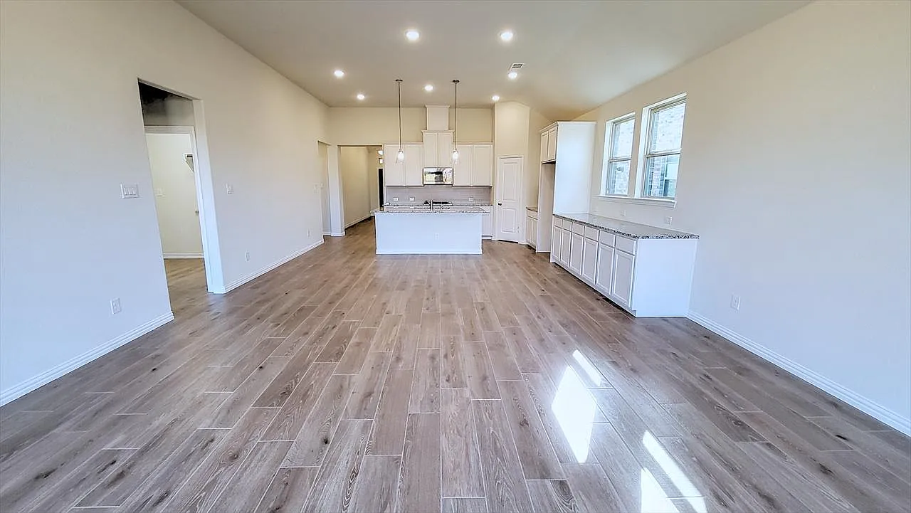 4 bed, 2129 sqft, $2,800 — Photo 3