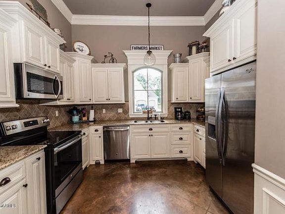3rd image of 307 S Montauban Dr