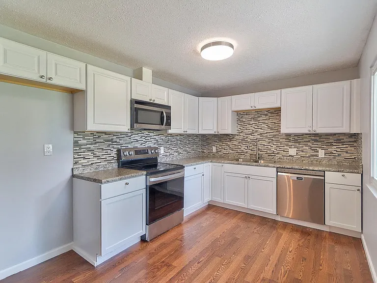 215 E Sycamore St — Photo 12