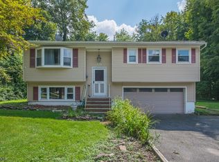 28 Adams Dr, Ogdensburg, NJ 07439