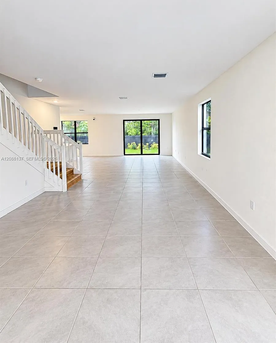 3 bed, 2.0 bath, 2424 sqft, $4,000 — Photo 3