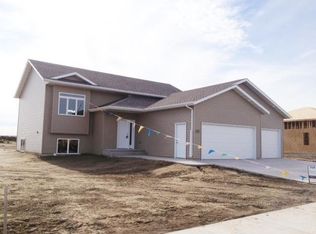 1407 Suffolk Dr, Mandan, ND 58554
