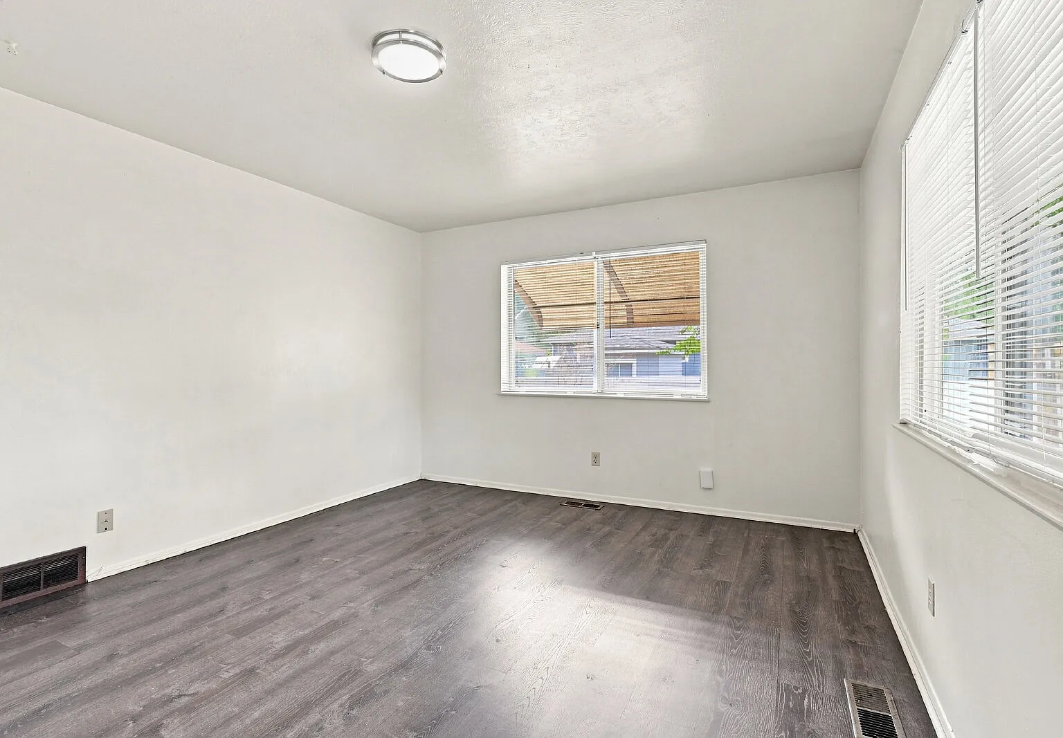 2 bed, 1.0 bath, 700 sqft, $1,296 — Photo 3
