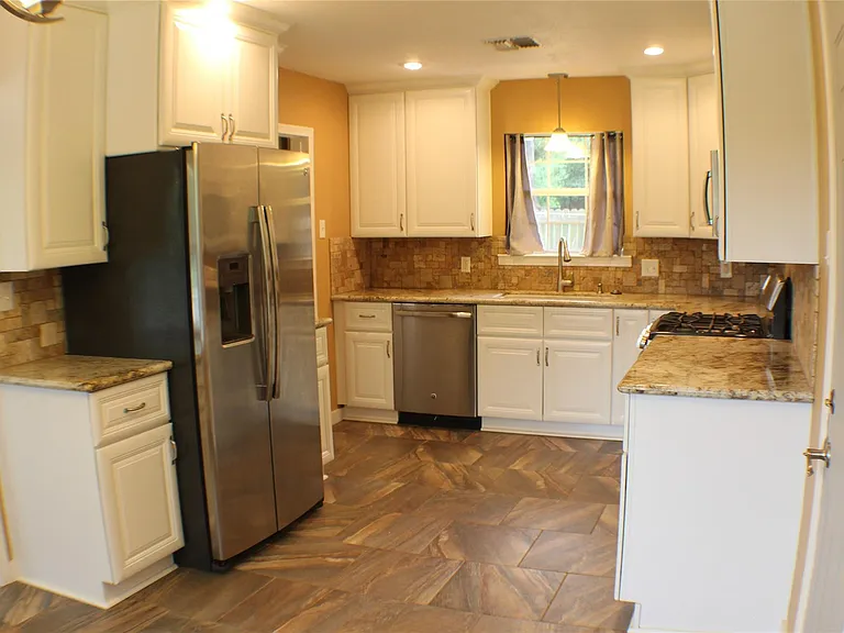 808 E Tom Green St — Photo 7
