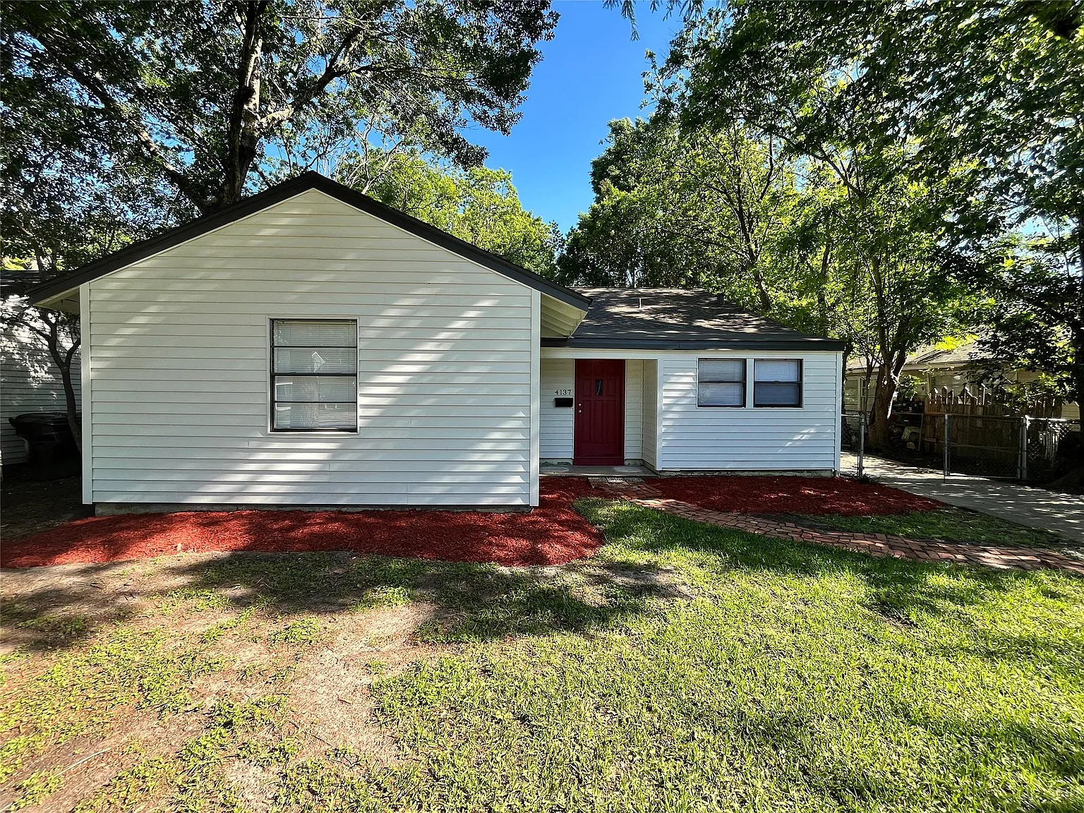 3 bed, 2.0 bath, 1404 sqft, $2,000 — Photo 1
