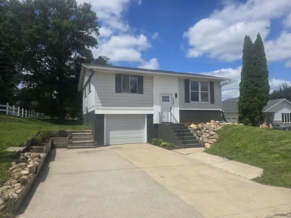 429 N Pine St, West Union, IA 52175