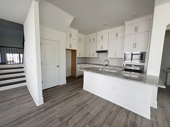 5th image of 605 Shelburne Way