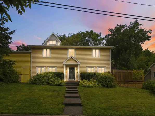 207 Cresthaven Dr, Halifax, NS B3M 4B5