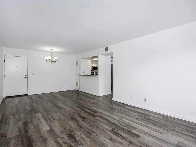 Hawthorne Apartments — Photo 16