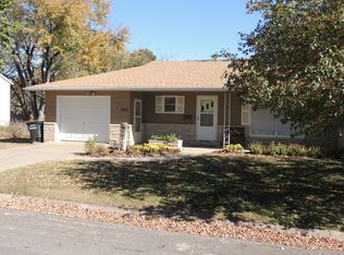 808 13th St, Clay Center, KS 67432