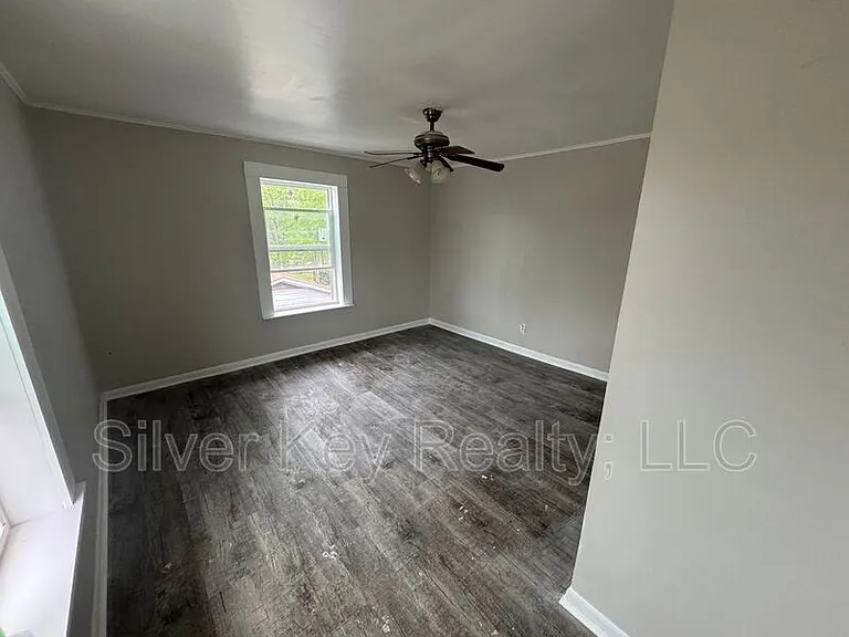 405 Park St #4 — Photo 6