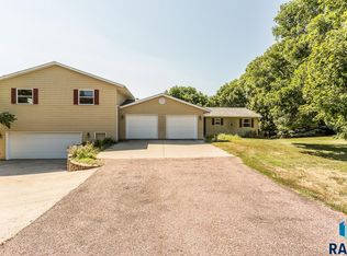 27003 Raintree Rd, Sioux Falls, SD 57108