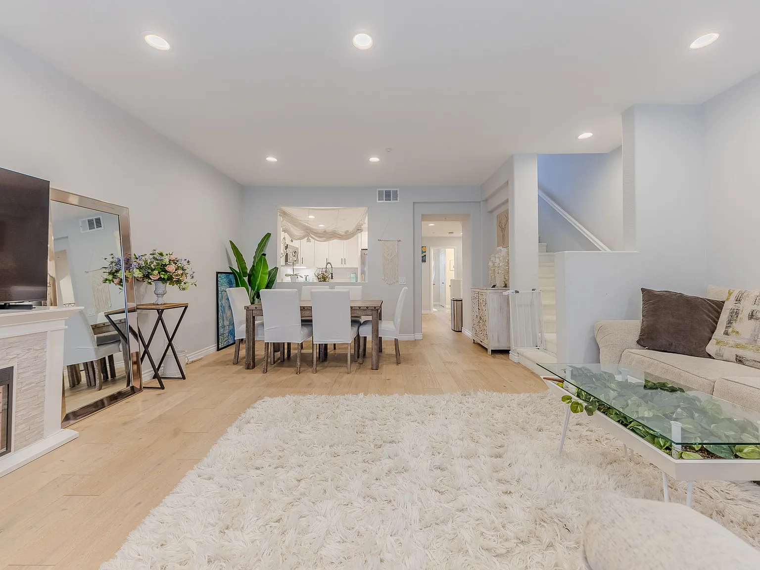 3 bed, 1647 sqft, $9,900 — Photo 2