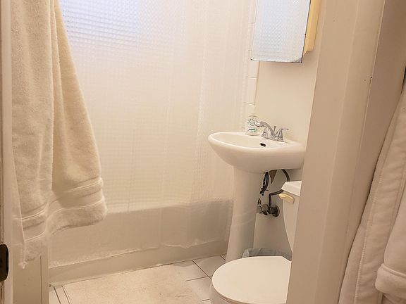 5th image of 4228 N Kenmore Ave APT 304