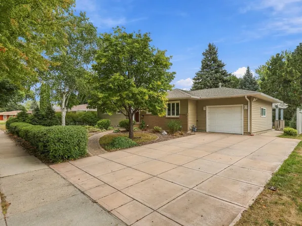2831 Edgewood Dr N, Fargo, ND 58102