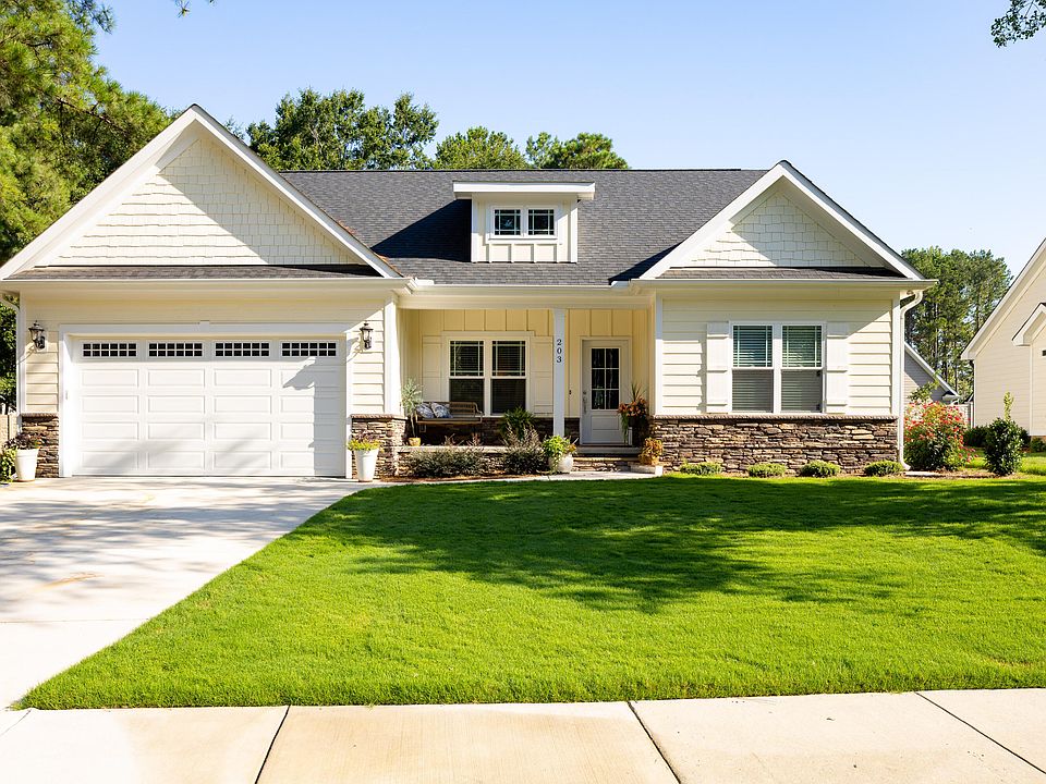 1st image of 203 Fountain Dr