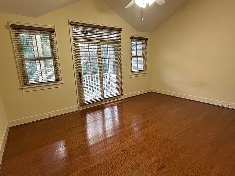 219 Oyster Point Dr — Photo 10