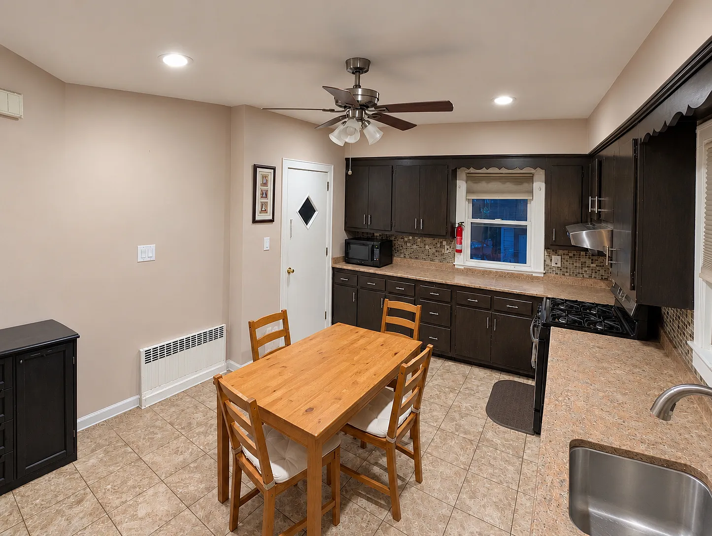 4 bed, 1443 sqft, $3,900 — Photo 4