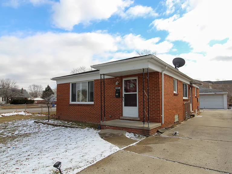 25815 Midway St — Photo 1