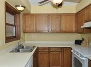 384 Willow Grove Dr, Pewaukee, WI 53072