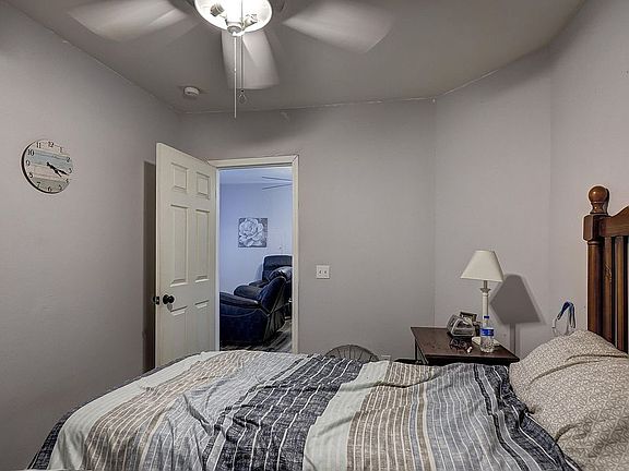 4th image of 418 Baxter St