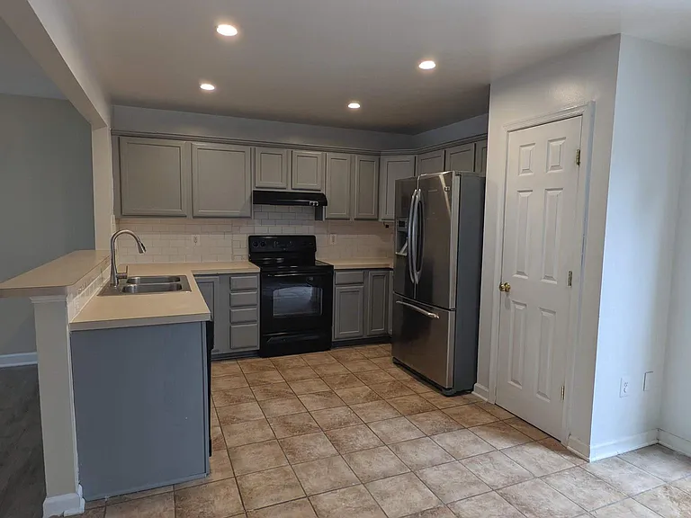 829 Gallows Ct — Photo 6